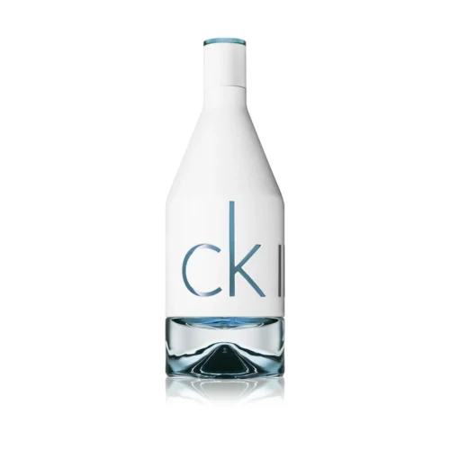 Calvin_Klein_CK_IN2U_for_Him_1 Biały flakon CK IN2U for Him 100 ml z szarymi literami i plastikowym wykończeniem.