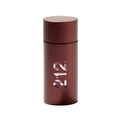 Elegancki, bordowy flakon Carolina Herrera 212 Sexy Men 100 ml na tle nocnych świateł metropolii.