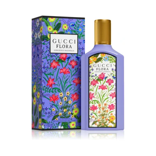 Elegancki fioletowy flakon Gucci Flora Gorgeous Magnolia EDP 100ml na tle pięknych kwiatów magnolii.