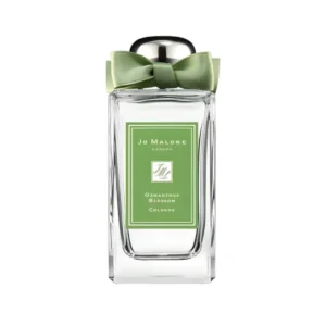 Elegancki flakon Jo Malone Osmanthus Blossom 100 ml na tle białych, egzotycznych kwiatów osmantusa.
