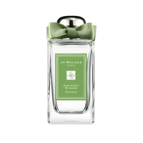 Jo Malone Osmanthus Blossom_1 Elegancki flakon Jo Malone Osmanthus Blossom 100 ml na tle białych, egzotycznych kwiatów osmantusa.