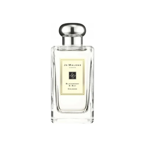 Jo_Malone_Blackberry_&_Bay_1 Przejrzysty flakon Jo Malone Blackberry & Bay 100ml w otoczeniu ciemnych owoców i zielonych liści.