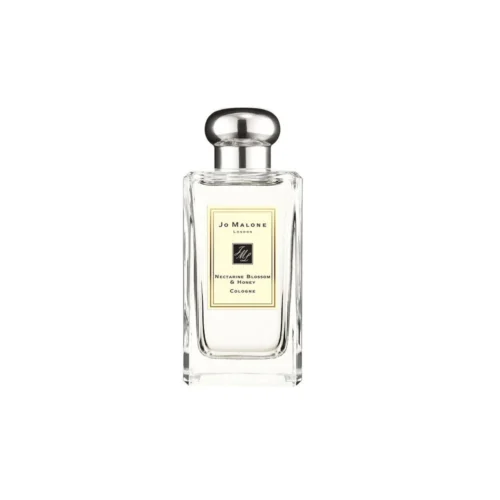 Jo_Malone_Nectarine_Blossom_&_Honey_1 Elegancki flakon Jo Malone Osmanthus Blossom 100 ml na tle białych, egzotycznych kwiatów osmantusa.