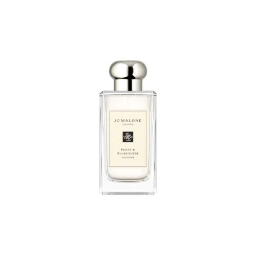 Jo_Malone_Peony_&_Blush_Suede_1 Klasyczny flakon Jo Malone Peony & Blush Suede 100 ml na tle delikatnych, różowych kwiatów piwonii.