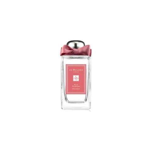 Jo_Malone_Silk_Blossom_1 Przejrzysty flakon Jo Malone Silk Blossom 100 ml ozdobiony motywem różowych pędzelków kwiatów jedwabiu.