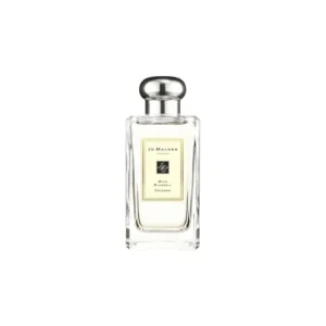Klasyczny, minimalistyczny flakon Jo Malone Wood Sage & Sea Salt na tle skalistego wybrzeża.