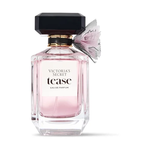 Victoria's_Secret_Tease_1 Przezroczysty flakon Tease 100 ml z koronkowym motywem i stylowym atomizerem z pompką.